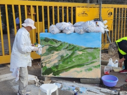אמני אלון שבות מציירים על מיגוניות הבטון בשערי היישוב