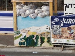 אמני אלון שבות מציירים על מיגוניות הבטון בשערי היישוב