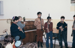 מימין לשמאל: מנגנים בקלרינט - אשר הורביץ (חתוך בתמונה), שאולי פרל, צביקי אלרואי, גלעד סרי
מנגנים בחליל צד: אורה קלין (מיזליש), שמי רגנסבורגר