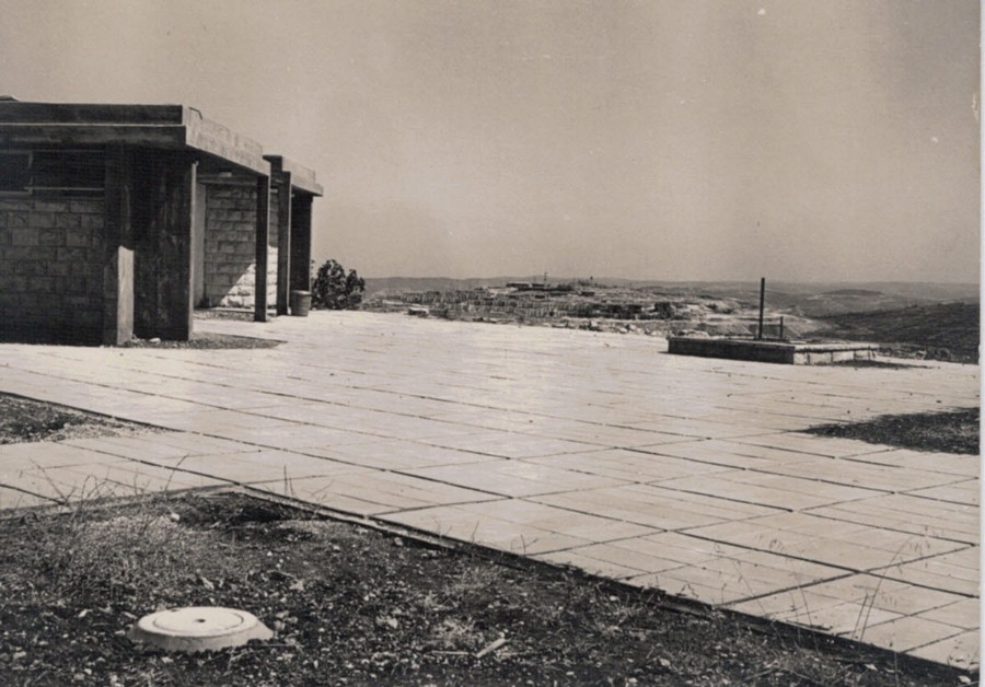 מרכז הישוב - מבט צפונה. לפני הקמת בית הכנסת המרכזי. משמאל המועדון (אולם השמחות כיום) באופק קיבוץ ראש צורים.