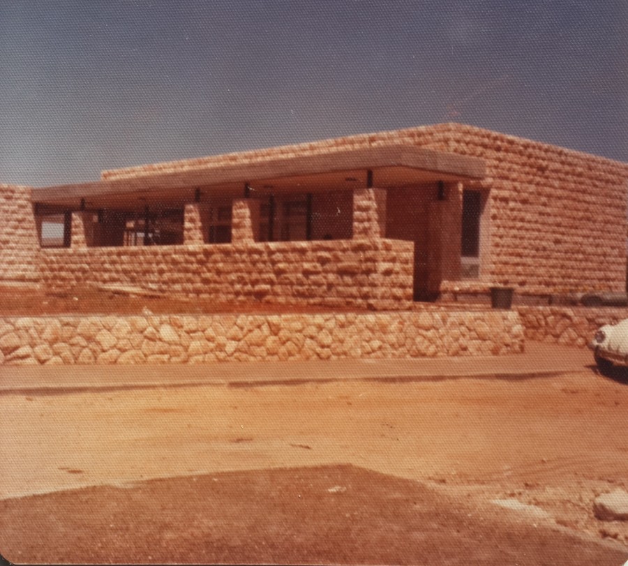 1974 - המכולת ורחוב מעלה מיכאל לפני סלילה. 
מתוך ארכיון גרעין אלון-עציון
