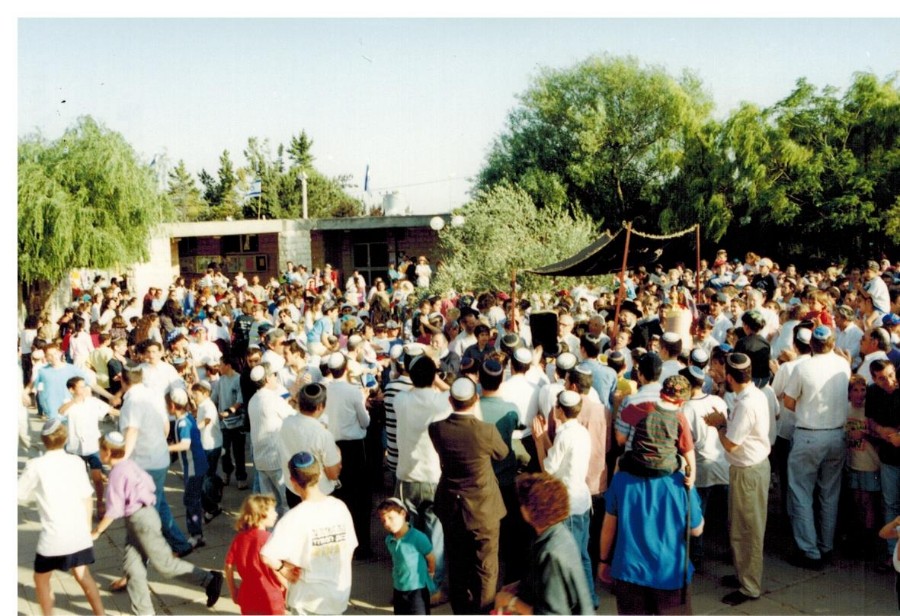 הכנסת ספר תורה לבית הכנסת המרכזי לרגל שנת הכ"ג ליישוב