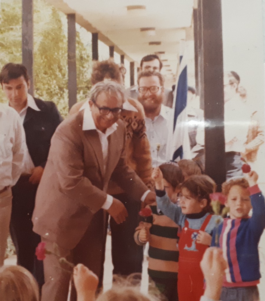 ביקור הנשיא יצחק נבון 1979 מאחוריו אליהו בלומנצוויג
