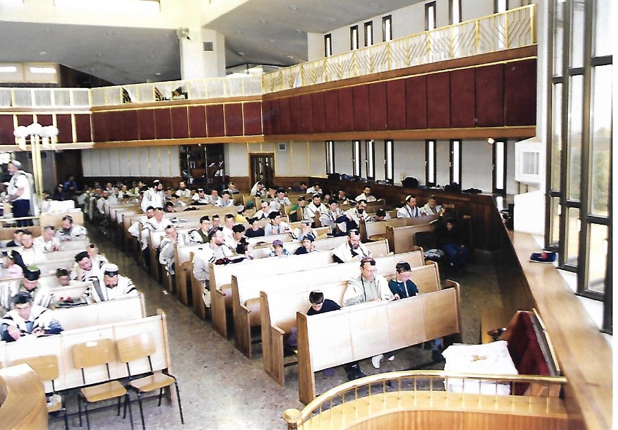 קריאת מגילה בתפילת שחרית