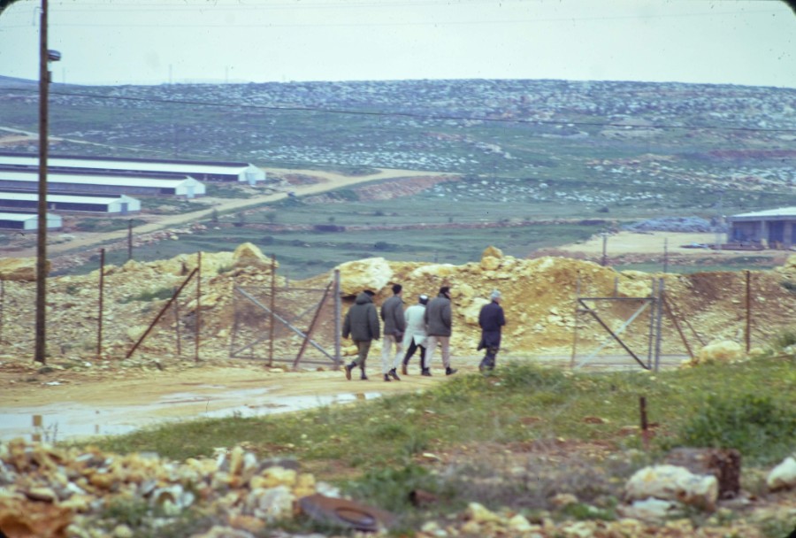 שער הכניסה הראשון של אלון שבות. ברקע הלולים של כפר עציון וגבעת הסלעים.