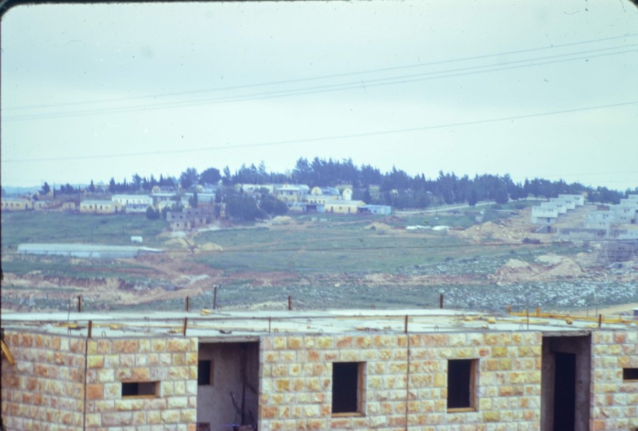 בתי רחוב השיירות. ברקע כפר עציון