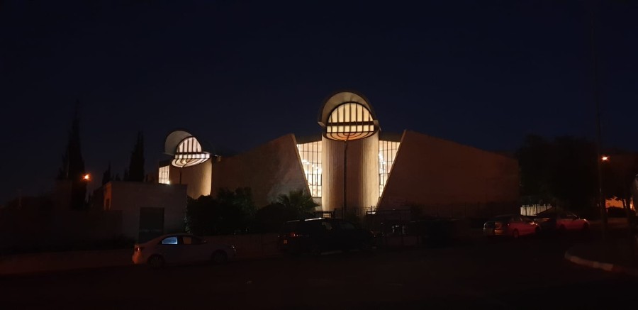 בתי הכנסת בגבעת הברכה בלילה