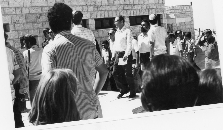 ביקור ראש הממשלה יצחק רבין באלון שבות