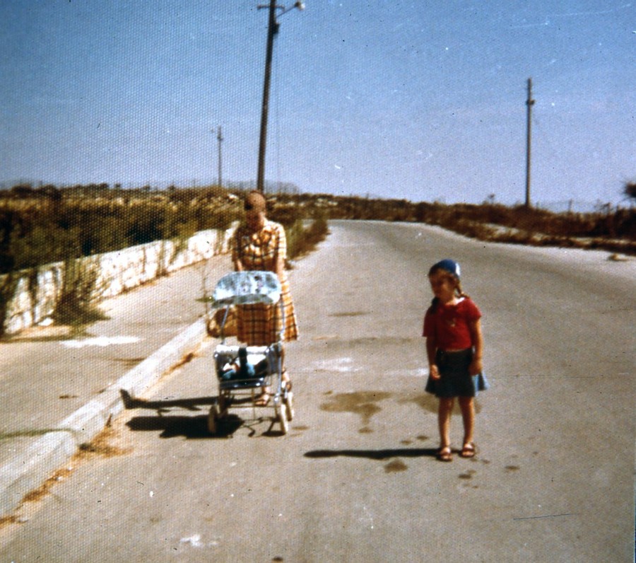 בנות משפחת נתיב ברחוב האגוז - קיץ תש"ם 1980