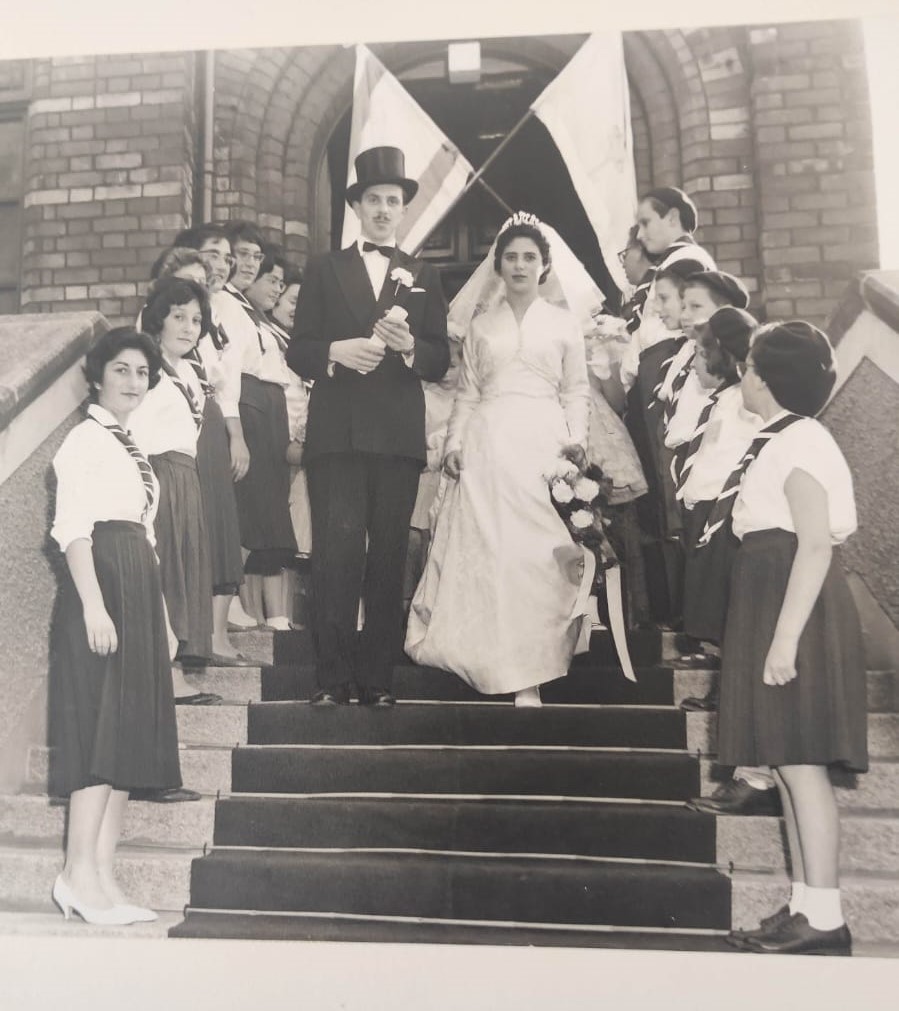 "משמר כבוד" של חנוכי בני עקיבא דבלין בחתונת פסח וויויאן בדבלין אירלנד ב-1958.