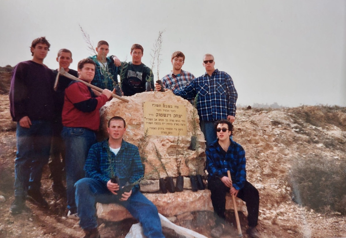 נטיעות לזכרו של יצחק וינשטוק - תשנ"ו 1996
בתמונה חבריו של יצחק הי"ד.
עומדים משמאל לימין: עקיבא אבלמן, עשהאל אבלמן, הראל ברוכי, שמואל סמיט, דוד פורת, ארהלה ברנשטיין, אלחנן יאול.
יושבים: מימין אליהו שפר, משמאל ידידיה גינזבורג.