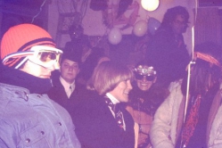 1985 - מישל מלמן וחברי גרעין מחופשים - מסיבת פורים יישובית