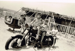 1976 - האופנוע של נתן רגנסבורגר בחצר הגן
