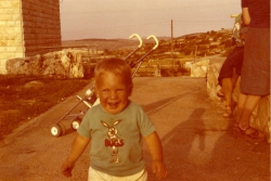 1975 - עשהאל אבלמן - מאחוריו אין רחוב התאנה