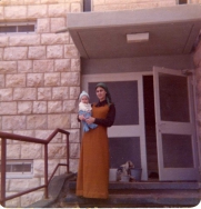 1974 - מחוץ לדירה ברנדה ועקיבא אבלמן