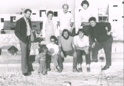 1973 - פסח - מגרש חניה ליד המכולת. הורים של סטיב לוי ,ריימונד חזן, לארי לוי ,תלמה, אילן וסטיב לוי עם ברוך רהט, שליח בני עקיבא.