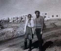 1973 - לארי לוי ומrסיה קירש על רקע פנימיות  הישיבה בבניה
