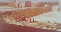 1975-6 - ילדי גן זהבה בטיול לאתר הבנייה של בתי הכולל . ברקע המקווה ולידו הפיגומים לבית הכנסת המרכזי
