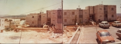 1974- הדו קומתיים מול המכולת
מארכיון גרעין אלון-עציון