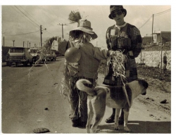 תשל"ה 1975 - 
יפה קליין, הדחליל אורה והכלב ג'ינג'י ברחוב השיירות.