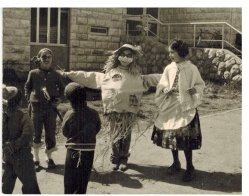 פורים תשל"ה 1975 - 
ליאת ינאי, אורה קליין ואיילה מנדל