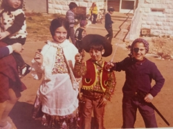 פורים תשל"ה 1975 - איילה מנדל, יגאל ינאי וליאת ינאי בדשא הגדול