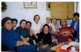 עם החברות ממועדון גיל הזהב ביישוב - 2004