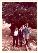 יום לאחר החתונה מלכה והוריה יוסף ושרה אנזל ליד האלון