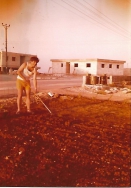 דני שחור בחצר ביתו. השיירות 30. פינת הרחובות השיירות והתאנה 1977