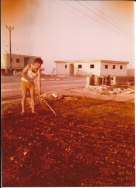 דני שחור בחצר ביתו - השיירות 30 1977
ברקע בתים בבנייה בתחילת רחוב התאנה