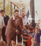 ביקור הנשיא יצחק נבון 1979 מאחוריו אליהו בלומנצוויג
הילדים: אהוד גורדין, עדי שחור והראל שפירא (מוסתר)