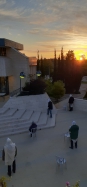"ייראוך עם שמש" - תמונות מתפילת ותיקין ברחבת בתי הכנסת בגבעת הברכה בימי קורונה