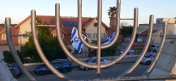 "ייראוך עם שמש" - תמונות מתפילת ותיקין ברחבת בתי הכנסת בגבעת הברכה בימי קורונה