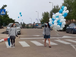 קישוט היישוב כולו בבלונים כחולבן