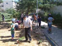 אירוע הוקרה לדב ברנדר הגנן הראשון של אלון שבות - נטיעת עצים עם הנוער. מנחם אב תשע"ד, 8.2014