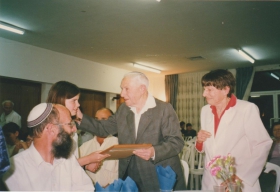 בטקס יקירי הגוש עם הבן יובל והנכדה רעות