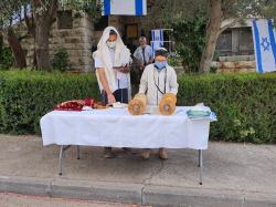 מבשר הורביץ בר המצווה עולה לתורה במניין ברחוב האגוז, ל' בניסן תש"ף