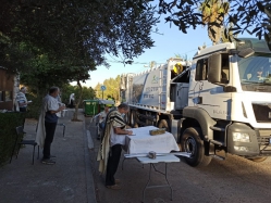מאשפות ירים אביון... משאית הזבל עוברת במניין ברחוב האגוז