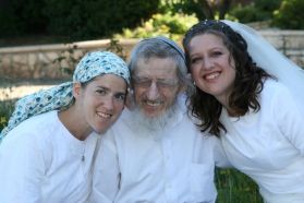 משה עם בנותיו ליאורה ויפעת בחתונת בתו ליאורה, תשס"ז