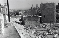 הבית של משפחת רחל ויוסף כהן בבנייה, 1977.
צילום: אפרים אורני