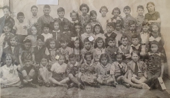 תמונה מכיתה א' - ב' בבית הספר באמסטרדם 1942 - בתמונה נראים גם יהודית וגם שאול (פתק לבן מודבק מעל ראשיהם) מכל הכיתה שרדו רק 14. גם המורה נספתה.