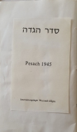 הגדה של פסח שנכתבה במחנה בגרמניה על ידי אלי דסברג, דודה של יהודית (ודודו של אורי דסברג ז"ל).
ההגדה נכתבה מהזיכרון.