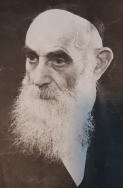 הרב שמעון דה פריס, סבא של יהודית.
התמונה צולמה במחנה וסטרבורג