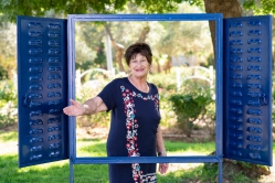 נחמה יוליס