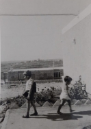 יוני שביב מתחיל כתה א' - יום ראשון לשנת הלימודים הראשונה של בית הספר באלון שבות - תשל"ג 1972-3