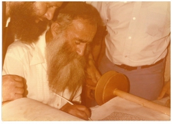 הכנסת ספר תודה שנכתב על ידי קהילת אלון שבות
