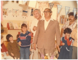 בתמונה מימין לשמאל: שילה גל, הנשיא נבון, מושקו.
הילדים: ציפי גולדברג, שמוליק זלצר, נעמי וודקה.