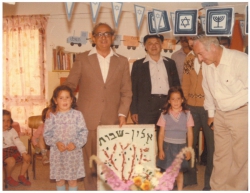 בתמונה מימין: מושקו, משה פרייזלר (מוסתר) דב קנוהל, הנשיא נבון.
הילדים: נעמה שגיא, שלהבת ורהפטיג, תהלה שוורץ.