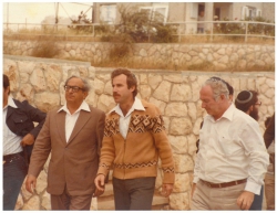 מימין לשמאל: מושקו, משה פרייזלר, הנשיא נבון