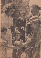 הילד זאב ולק  ואחותו התאומה, מגישים פרחים להנרייטה סאלד בעת ביקורה את קבוצת עליית הנוער בשדה יעקב